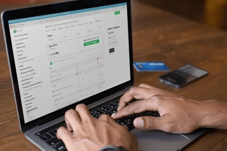 Penjamin Vape Australia Review Guide: The Viral Phenomenon Explained 8 penjamin vape australia review guide - hands holding vape and usb-c charger