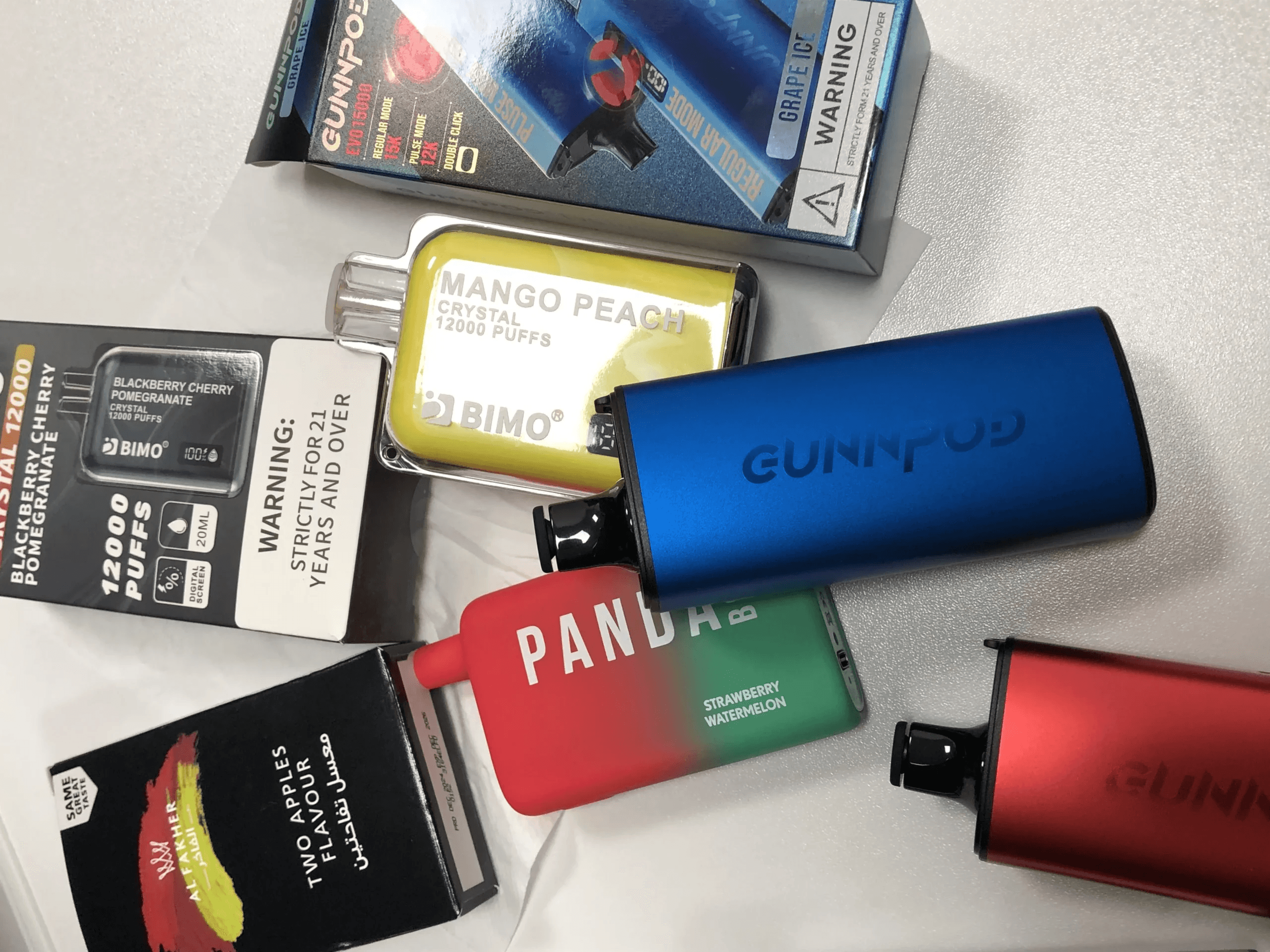 Kuz Vape C6000 in daily Australian lifestyle scenes including worksite and café